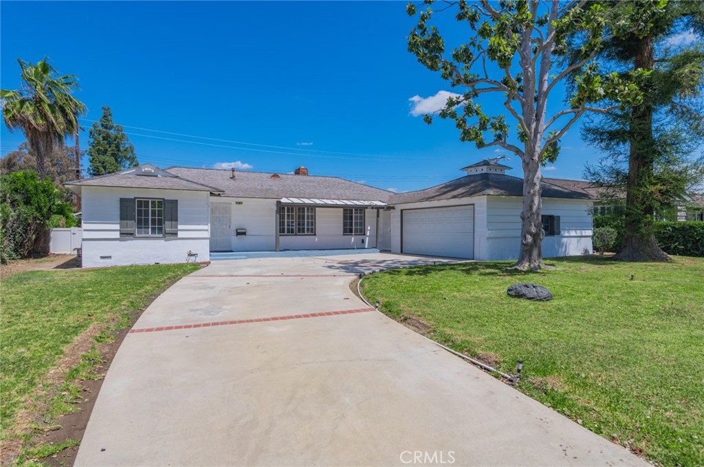 2135 E Daniels