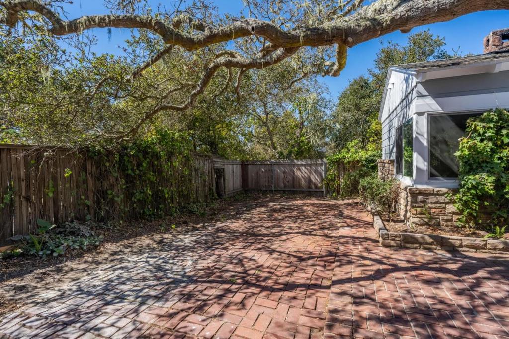 3111 Serra Avenue