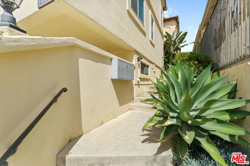 Properties 1 535 E Walnut Avenue B