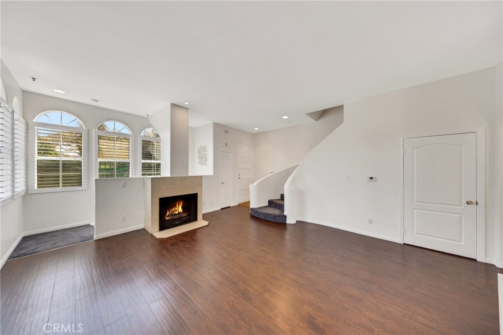 Welcome to this spacious and modern tri-level condo located in a desirable and centrally located neighborhood. This beautifully maintained home offers 3 bedrooms, 2.5 bathrooms, and an attached 2-car garage, providing both comfort and convenience. Step inside to an inviting living space with central heat and air for year-round comfort. The well-appointed kitchen opens to the dining and living areas—perfect for entertaining or relaxing. Upstairs, you’ll find generously sized bedrooms, including a primary suite with en-suite bath. Additional features include in-unit laundry located in the garage and ample storage throughout. This end-unit condo offers privacy less than 10 minutes to SoFi Stadium, close to Kia Forum, and easy access to LAX Airport, 405 Freeway, and Downtown Inglewood.