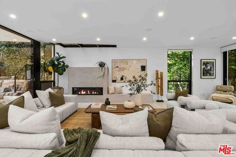 4000 Stansbury Avenue Sherman Oaks CA 91423