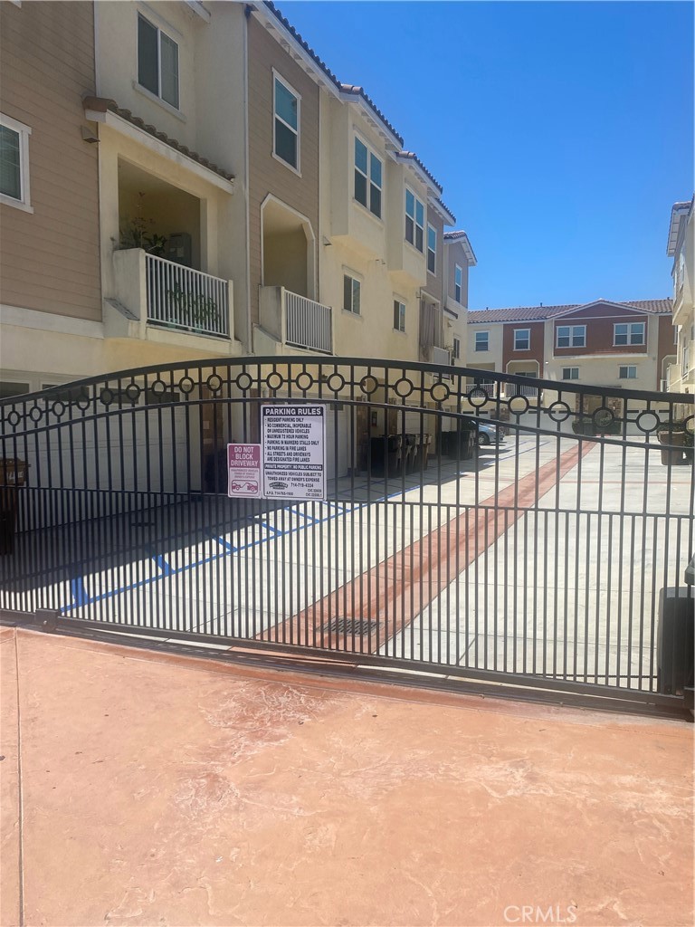 NEWER GATE CONSTRUCTION, DALE VILLAS, THREE (3) BEDROOMS PLUS LOFT, 2.5 BATH ROOMS, WITH A FAMILY ROOM WITH GAS BURNING FIREPLACE, LARGE KITCKEN WITH GRANITE COUNTER TOPS, LAMINATE WOOD FLOORING THROUGHOUT. TWO ATTACHED GARAGE unit 103