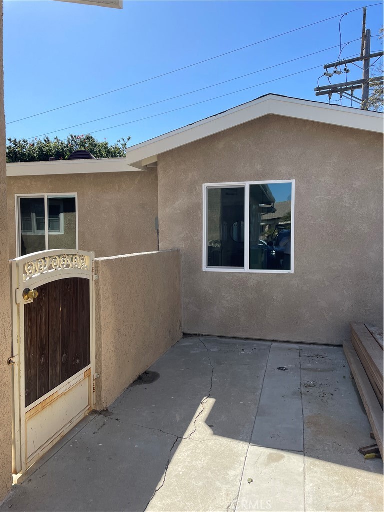 Brand new ADU ( additional dwelling unit) Rear house with 1 bedroom and 1 bath home, owner will supply stove, washer and dryer. This house has heat and air conditioning and laundry hook ups. Construction on this ADU has just been completed. Beautifully laid out and is ideal for new tenant!