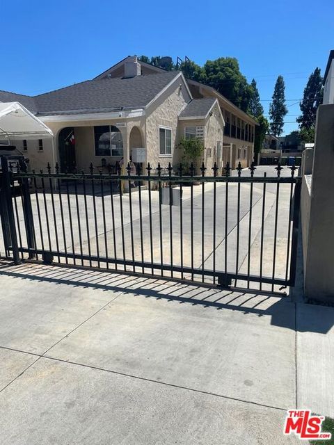 Photo of 14206 Gilmore Street #1/2, Van Nuys, CA 91401 (MLS # 25581879) Photo of 14206 Gilmore Street #1/2, Van Nuys, CA 91401 (MLS # 25581879)