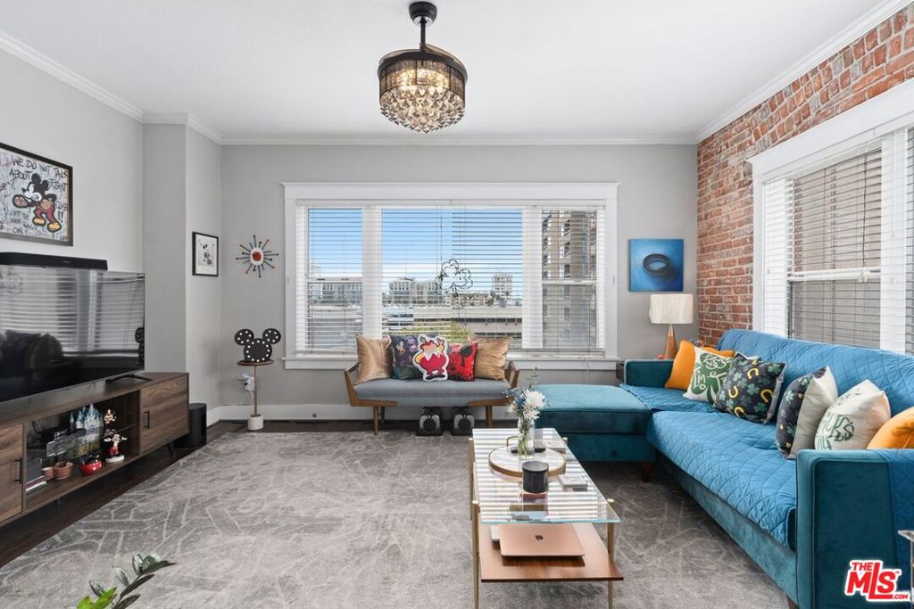 325 W 3rd Street