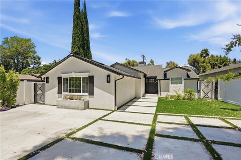 Photo of 21231 San Miguel Street, Woodland Hills, CA 91364 (MLS # SR26145182)
