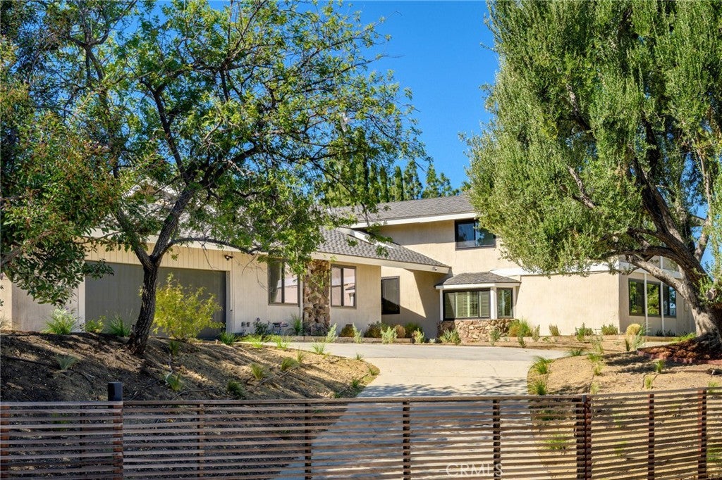 Photo of 4629 Monarca DR, Tarzana, CA 91356 (MLS # GD26225976)