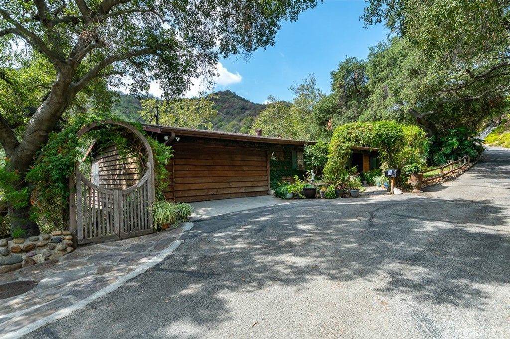 Photo of 2860 Graceland Way Way, Glendale, CA 91206 (MLS # GD25228900)