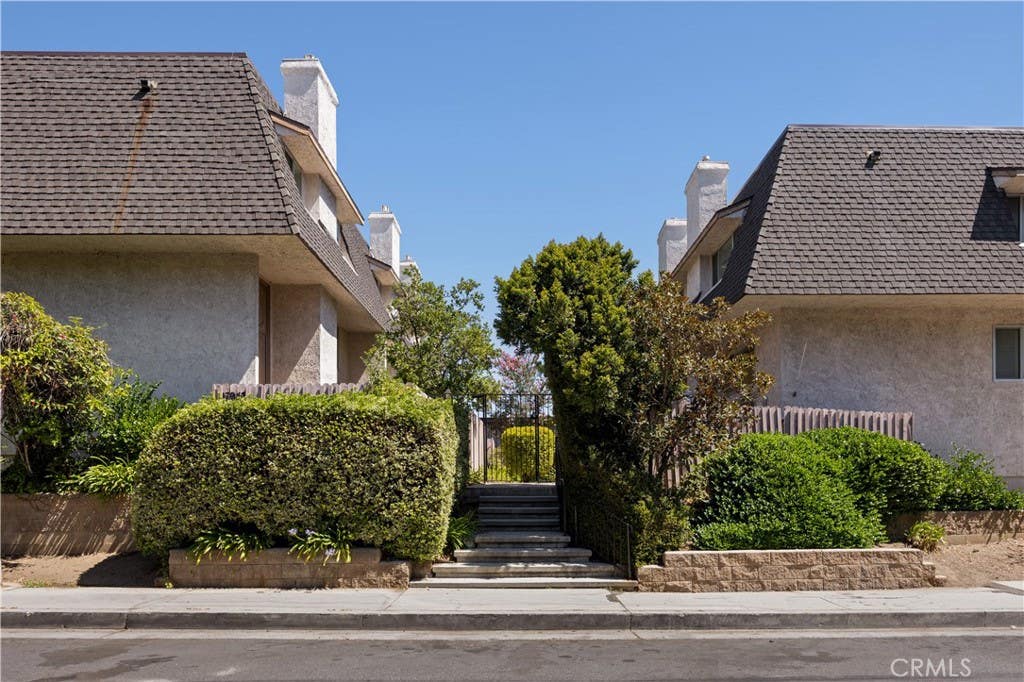 Photo of 17943 Magnolia Boulevard #16, Encino, CA 91316 (MLS # SR26107848)