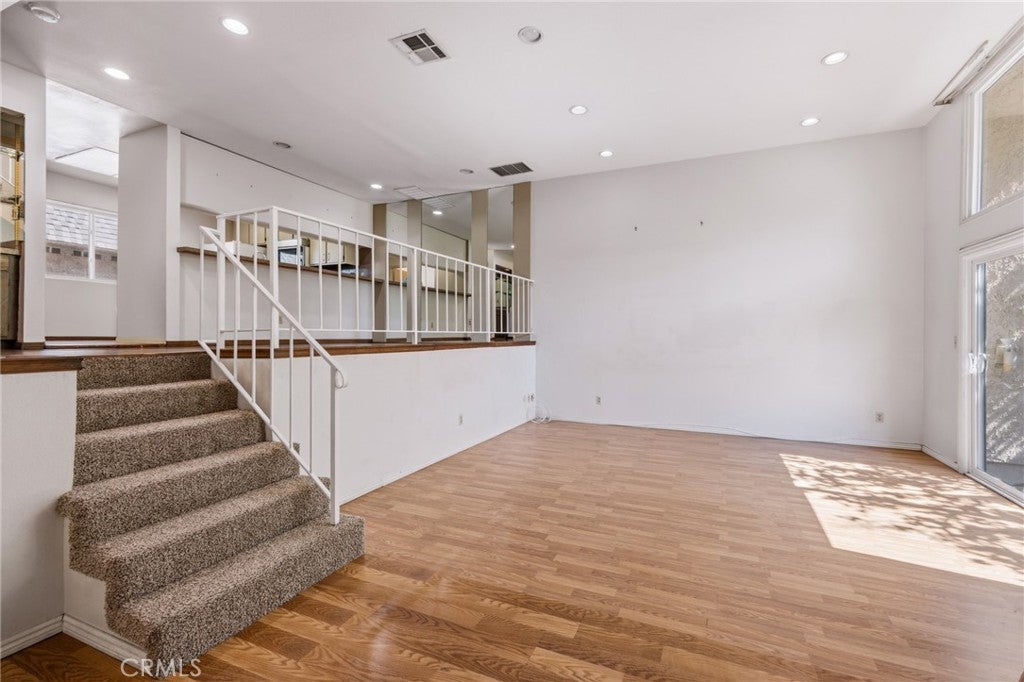 17943 Magnolia Boulevard 16, Encino CA 91316