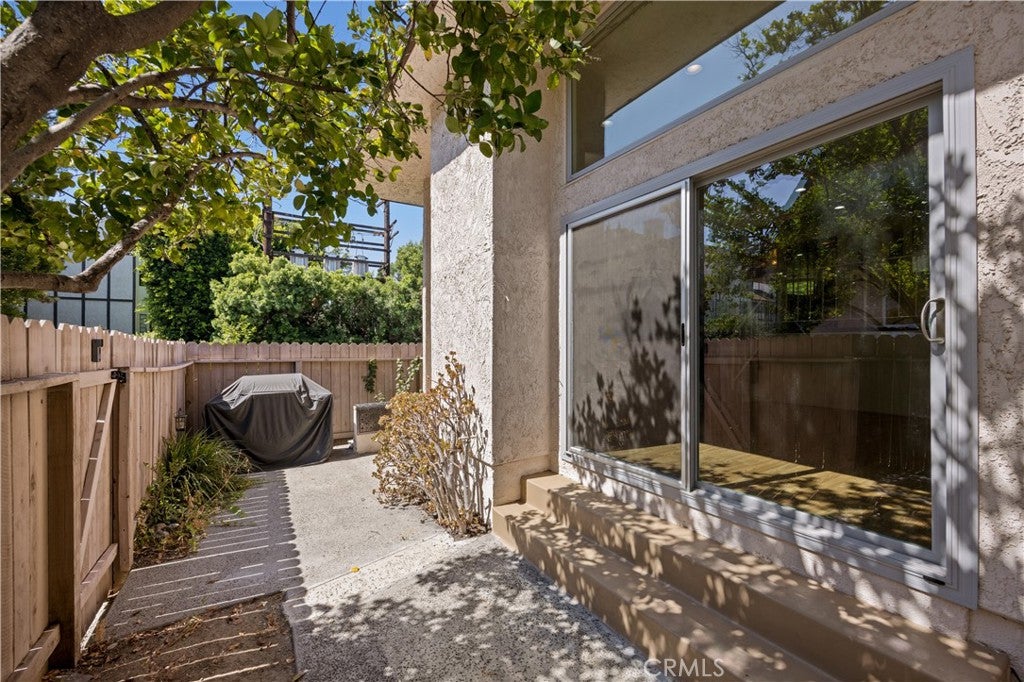 Photo of 17943 Magnolia Boulevard #16, Encino, CA 91316 (MLS # SR26107848)