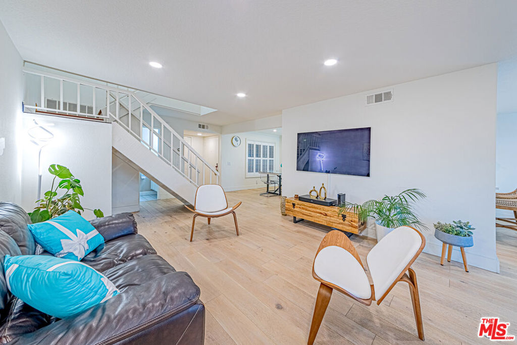 Properties 3 19133 Index Street 6