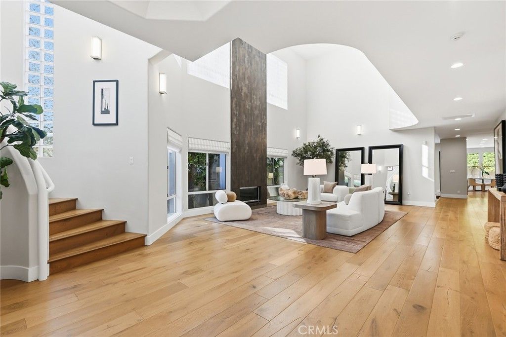 Photo of 16007 Dickens St, Encino, CA 91436 (MLS # SR26062849)