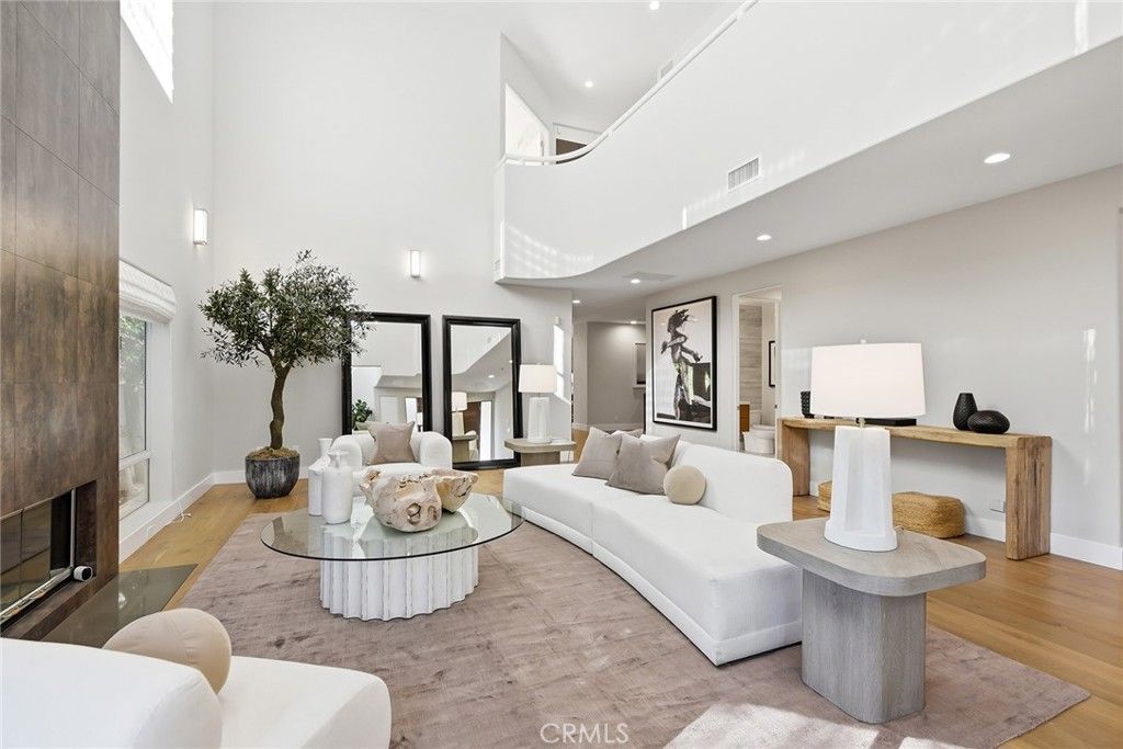 Photo of 16007 Dickens St, Encino, CA 91436 (MLS # SR26062849)