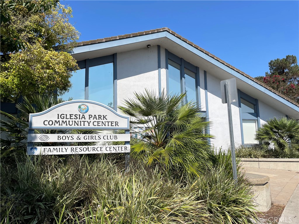 Beautifully updated single-level home located at a quiet corner of Iglesia community in the heart of Aliso Viejo. It features brand new vinyl flooring throughout. The kitchen was remodeled with new quartz countertops, new stainless steel appliances and new modern island range hood. Both bathrooms are tastefully renovated. New drapes were added a touch of elegance to every room. There is a private enclosed newly wood fenced patio, perfect for relaxing. The spacious 2 car garage is located near the house. The community pool is several steps away from the house and Iglesia Park provides playground, volleyball court, tennis courts, etc. Further, Iglesia Park Community Center is a home of Boys and Girls Club.
University of Ca Irvine, Irvine Valley College, Saddleback College, churches, synagogues, community/shopping centers, hiking/biking trails, and the Laguna Beach are within 15 miles. It is a southern CA dream home.