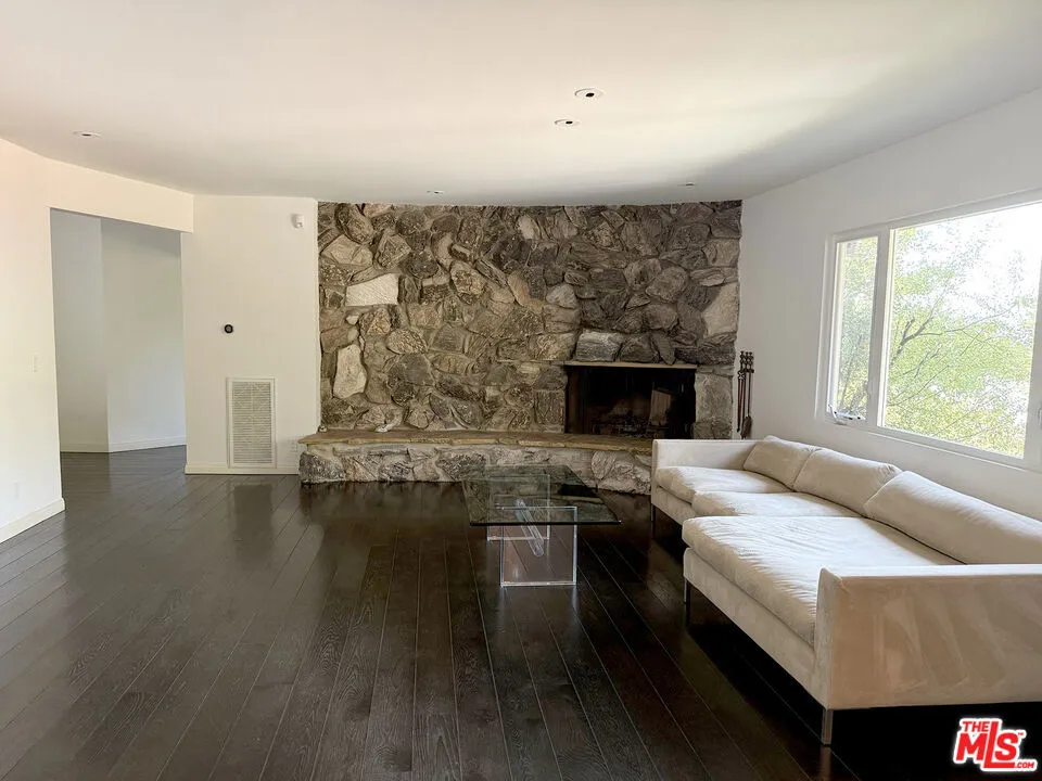 Studio City, California 91604, United States, 3 Bedrooms Bedrooms, ,3 BathroomsBathrooms,Residential,Active,193494