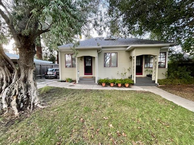 Approximately 708 sq ft, this lovely 1 bed, 1 bathroom unit is part of a duplex within walking distance to downtown Mountain View. Unit has hardwood flooring in the living and bedroom. Door off bedroom leads to a shared backyard. Kitchen has plenty of natural light with large skylight, tile flooring, wood cabinetry, dishwasher, refrigerator, wall oven and gas cooktop. Eat-in area overlooks the front yard. Bathroom has shower-tub combination along with stackable washer-dryer. Unit includes large walk-in closet. Street parking only (driveway is not available for parking). Garage and basement storage not available.