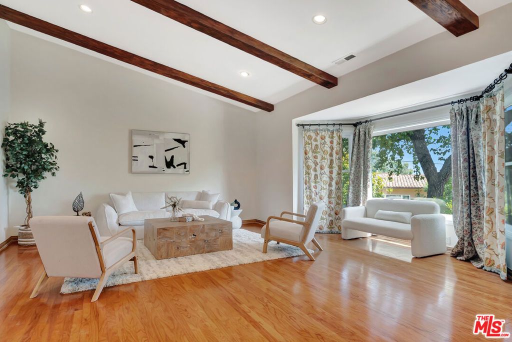 Photo of 5025 Delita Place, Woodland Hills, CA 91364 (MLS # 25578649)