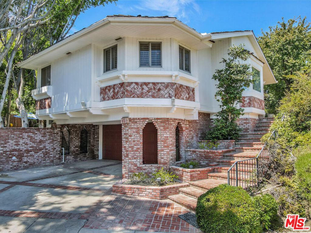Photo of 5025 Delita Place, Woodland Hills, CA 91364 (MLS # 25578649)