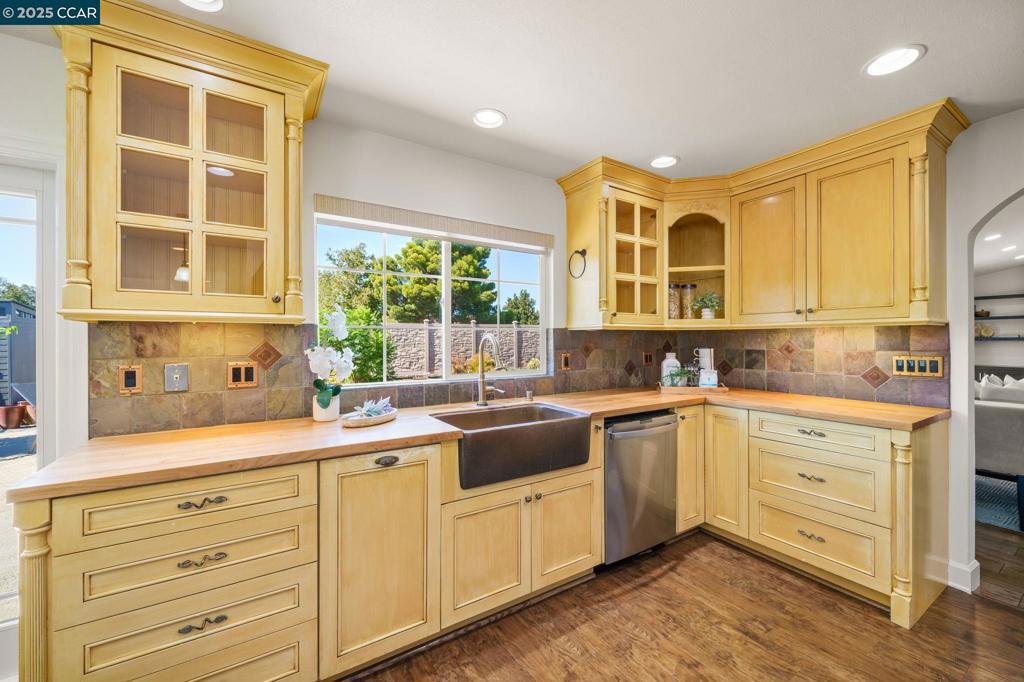WHISPERING PINES - Residential