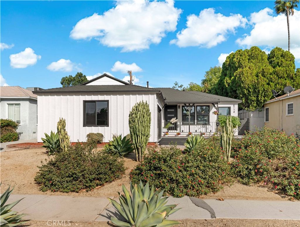 Photo of 6714 Mclennan Ave, Lake Balboa, CA 91406 (MLS # TR25241608)
