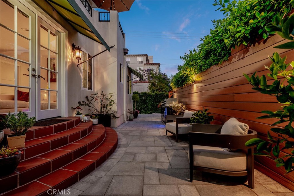 4022 Willowcrest Avenue