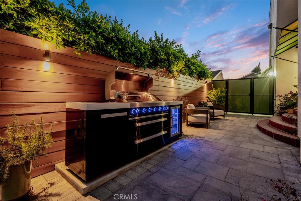 4022 Willowcrest Avenue