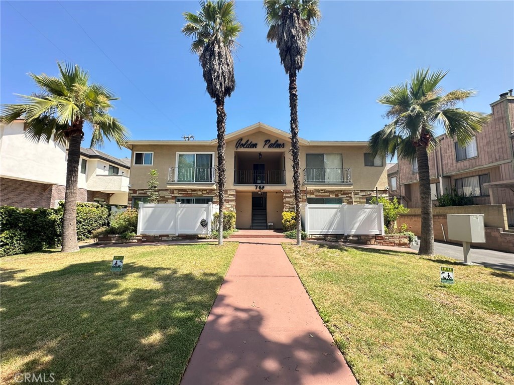 This three bedrooms and two bathrooms condo are located in Arcadia. Kitchen features appliances like refrigerator, stove, oven. New painting through out the home. Brand new window and sliding door. one assigned parking space. On site laundry. Top ranking Arcadia schools. Walking distance to restaurant, banks.