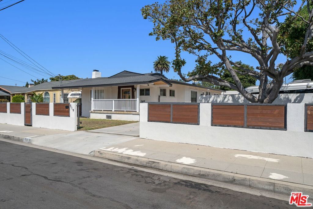 Photo of 519 Elm Avenue, Inglewood, CA 90301 (MLS # 25618835)