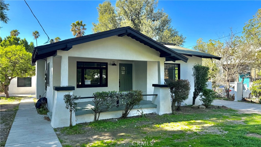 Charming 2-Bedroom, 1-Bath Unit for Lease near the Rose Bowl in Pasadena! Step inside to find a bright, airy living space with large windows that flood the room with natural light. The updated kitchen features ample cabinetry, sleek countertops. 2 bedrooms / 1 Bath. Enjoy close proximity to local hiking trails, and easy freeway access. Prime Pasadena location near the Rose Bowl.