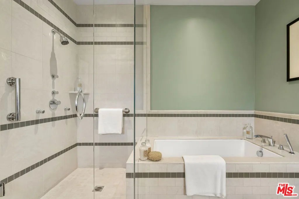 Los Angeles, California 90049, United States, 3 Bedrooms Bedrooms, ,3 BathroomsBathrooms,Residential,Pending,230131