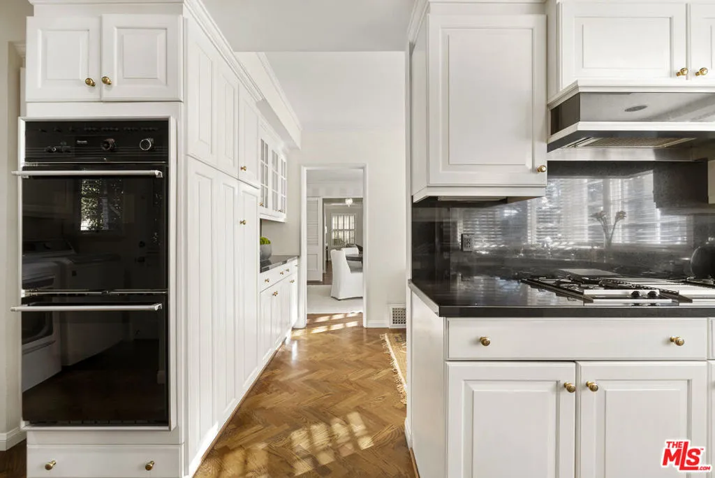 Los Angeles, California 90049, United States, 3 Bedrooms Bedrooms, ,3 BathroomsBathrooms,Residential,Pending,230131