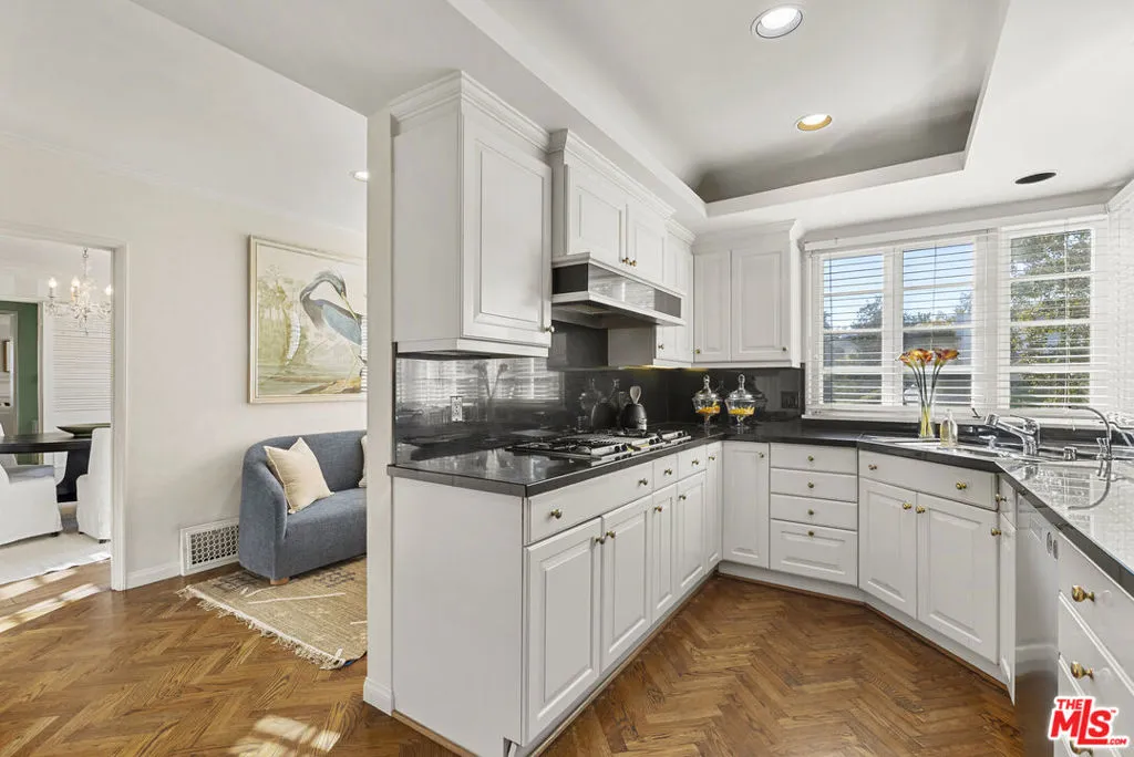 Los Angeles, California 90049, United States, 3 Bedrooms Bedrooms, ,3 BathroomsBathrooms,Residential,Pending,230131