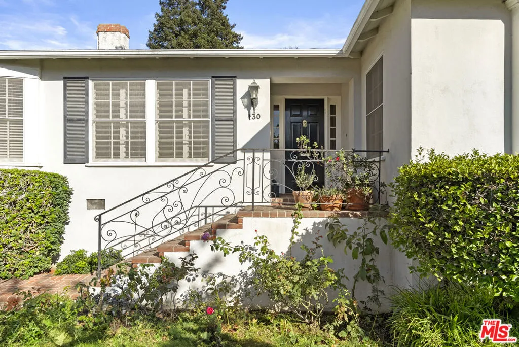 Los Angeles, California 90049, United States, 3 Bedrooms Bedrooms, ,3 BathroomsBathrooms,Residential,Pending,230131