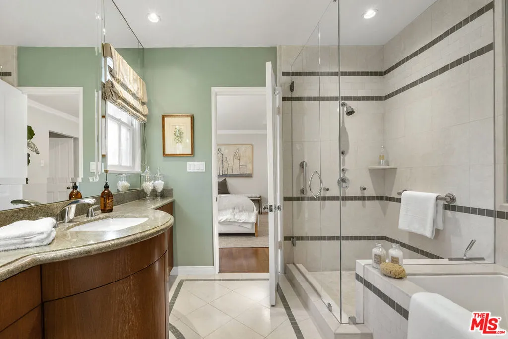 Los Angeles, California 90049, United States, 3 Bedrooms Bedrooms, ,3 BathroomsBathrooms,Residential,Pending,230131