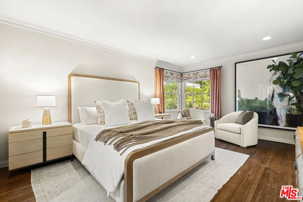 Los Angeles, California 90049, United States, 3 Bedrooms Bedrooms, ,3 BathroomsBathrooms,Residential,Pending,230131