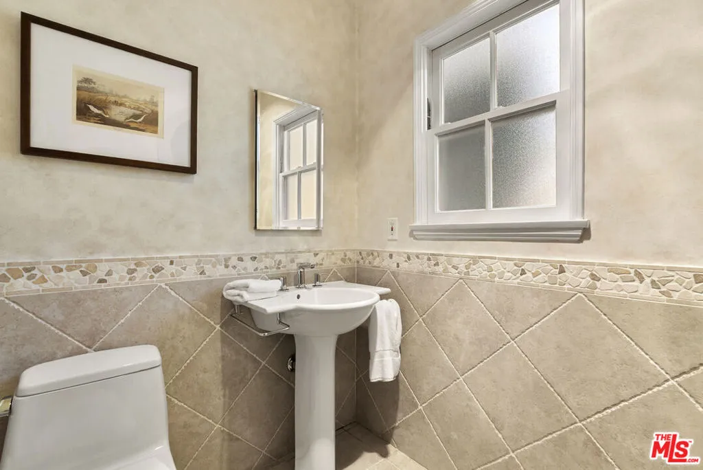 Los Angeles, California 90049, United States, 3 Bedrooms Bedrooms, ,3 BathroomsBathrooms,Residential,Pending,230131