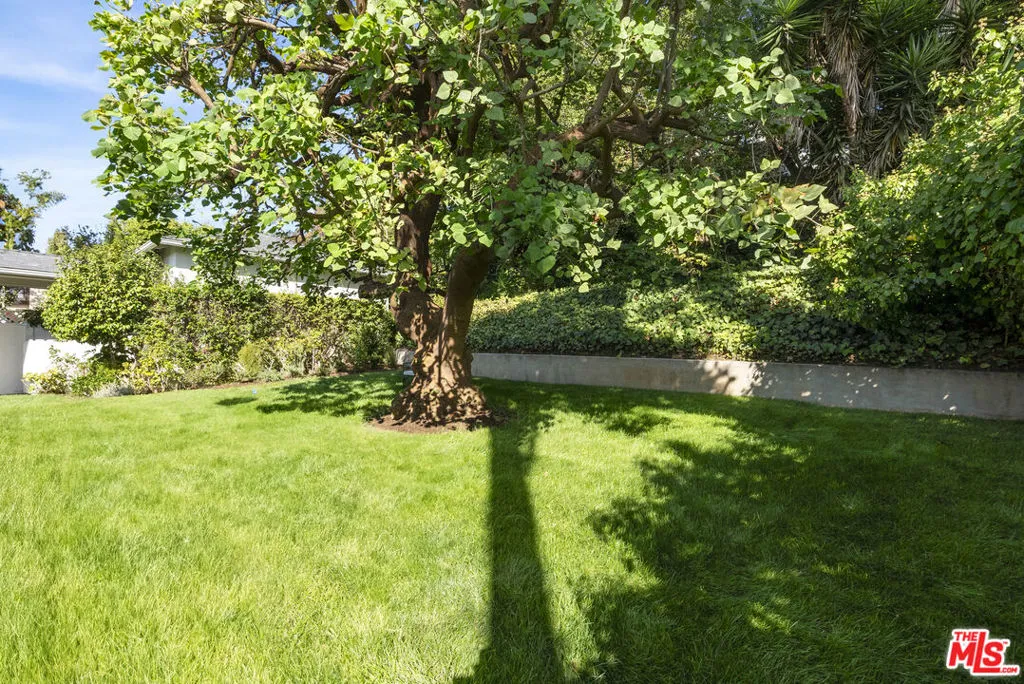 Los Angeles, California 90049, United States, 3 Bedrooms Bedrooms, ,3 BathroomsBathrooms,Residential,Pending,230131