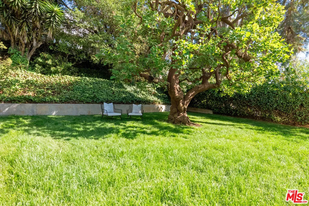 Los Angeles, California 90049, United States, 3 Bedrooms Bedrooms, ,3 BathroomsBathrooms,Residential,Pending,230131