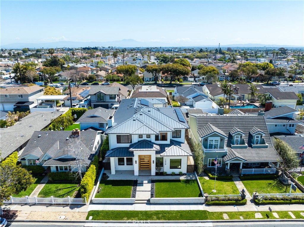 Photo of 1828 Pine St, Huntington Beach, CA 92648 (MLS # OC25240929)