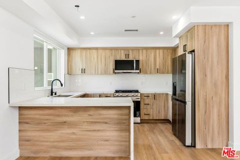 Photo of 1614 S Sycamore Avenue, Los Angeles, CA 90019 (MLS # 26650435)