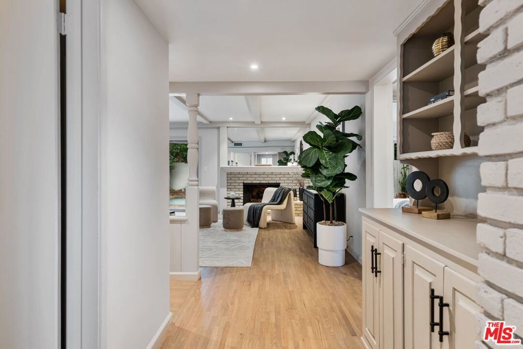 Photo of 15115 Gilmore Street, Van Nuys, CA 91411 (MLS # 25617773)