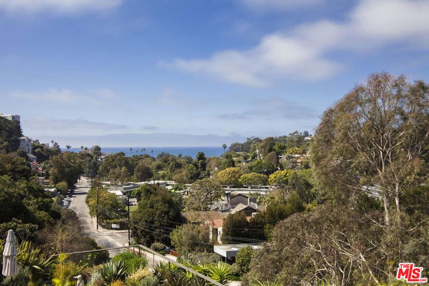 Perfect "pied-a-terre" INTHECANYON with stunning ocean views.  Charming, single large room with kitchenette and bath. Sit on your private balcony and watch the sunset over the ocean. NO PETS!