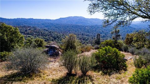 Photo of 4658 Little Bear Rd, Mariposa, CA 95338 (MLS # MC25254945)