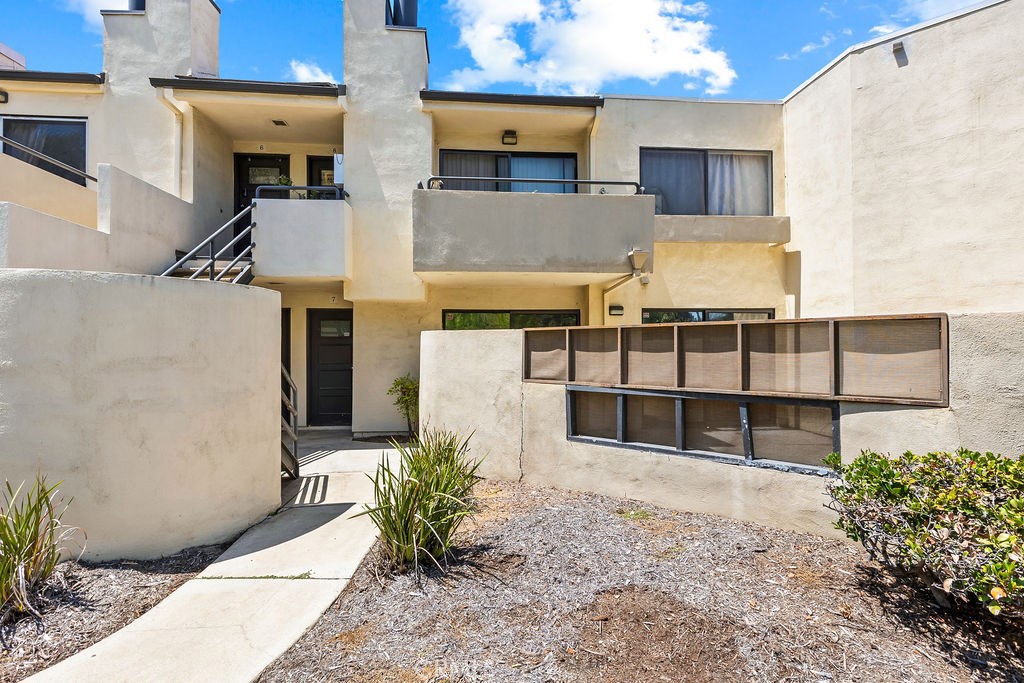 Prime location in the beautiful city of Chino Hills and conveniently located near the 71 and 60 freeways. First level condo with patio. 1-bedroom 1-bathroom with washer and dryer inside. Single detached car garage. Featuring Association Pool and hot tub. Directly across from Crossroads Market Place/Costco Shopping Center where the main new store coming to the center is T&T Supermarket. Close to major shopping centers like The Shoppes at Chino Hills and popular dining and entertainment. Chino hills has lots to offer and this gem is located in the heart of this popular city! Do not miss this opportunity to own in the amazing city of Chino Hills. Contact me to tour today!