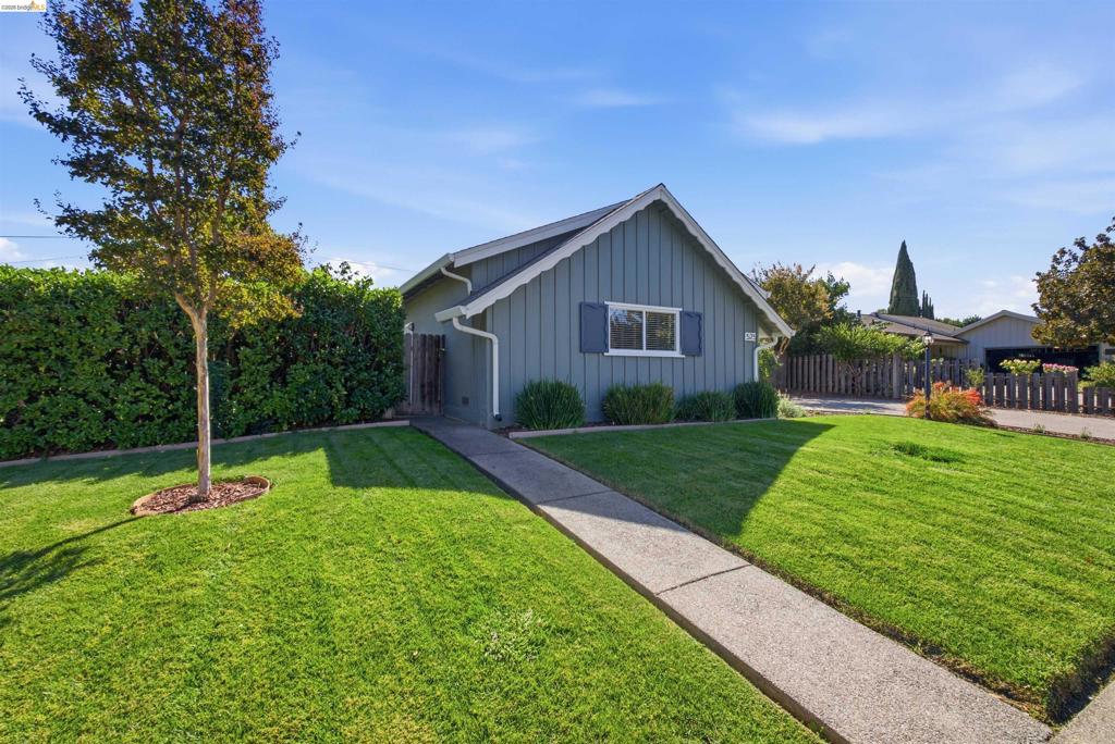 525 Cottonwood Dr