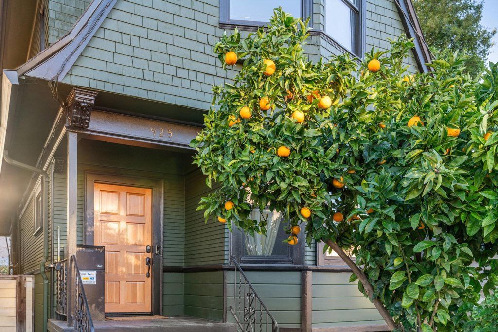 Photo of 925 E 19Th St, Oakland, CA 94606 (MLS # 41121059)