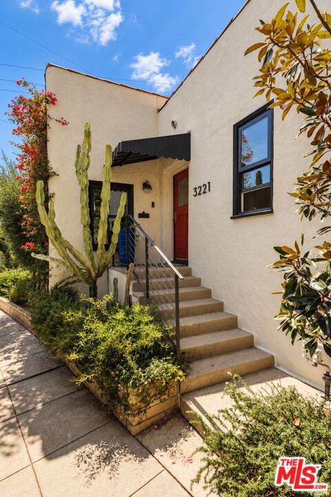 3221 Griffith Park Boulevard
