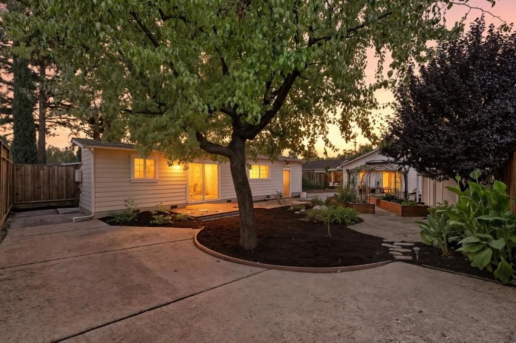 Photo of 334 Hillview Avenue, Redwood City, CA 94062 (MLS # ML82023636)
