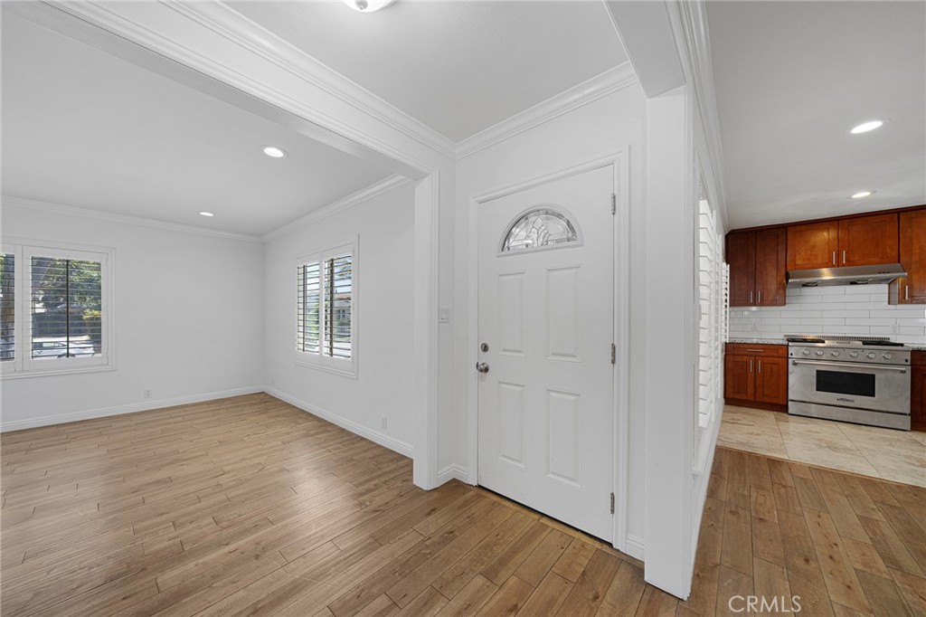305 & 307 E Hellman Avenue